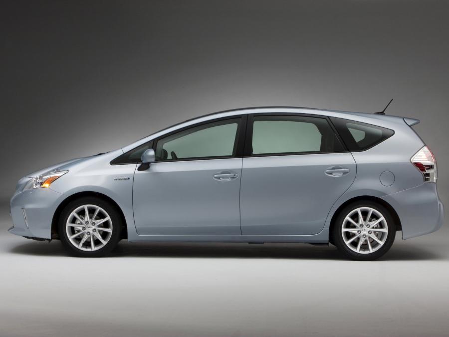  Toyota Prius MPV v 2011 года  (фото 2 из 30)